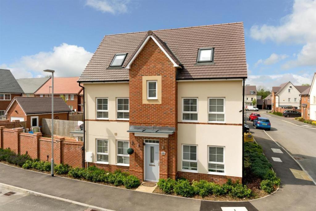 Beautiful 4 Bedroom Treasure Home Hemel Hempstead Luaran gambar