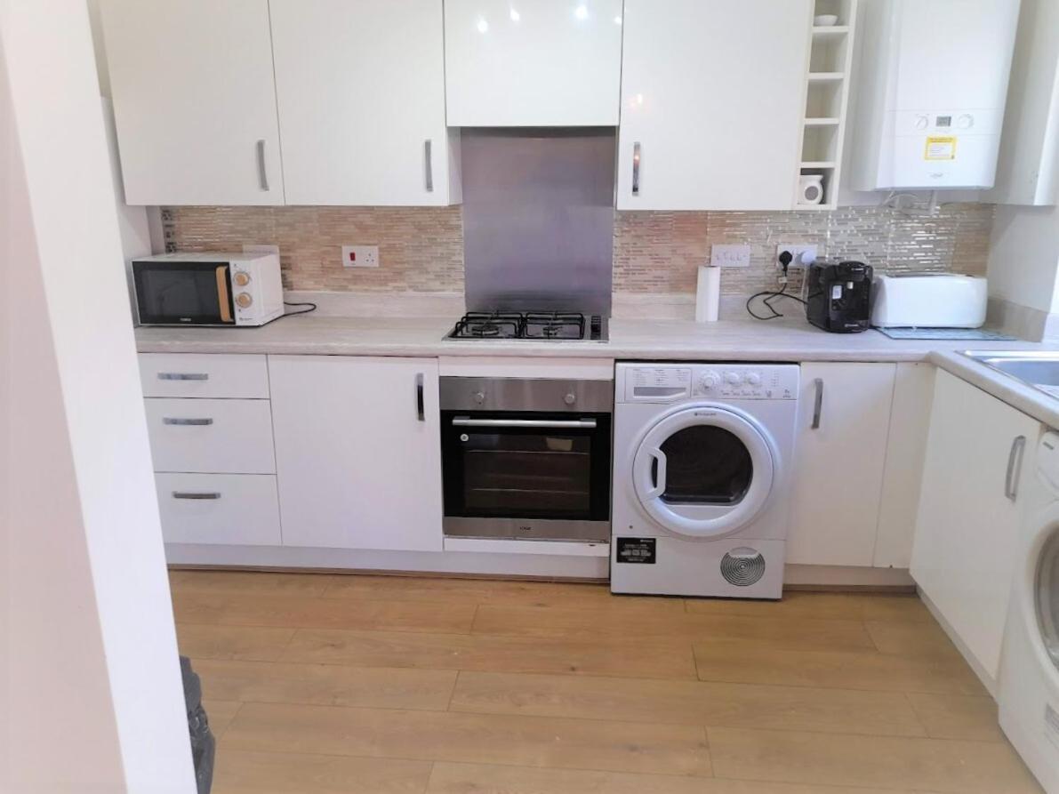 Beautiful 4 Bedroom Treasure Home Hemel Hempstead Luaran gambar