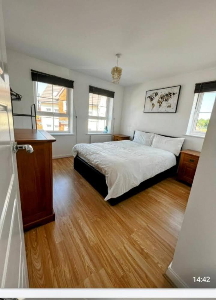 Beautiful 4 Bedroom Treasure Home Hemel Hempstead Luaran gambar