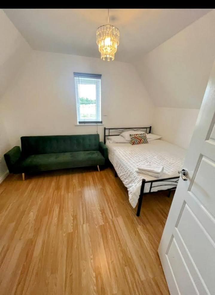 Beautiful 4 Bedroom Treasure Home Hemel Hempstead Luaran gambar